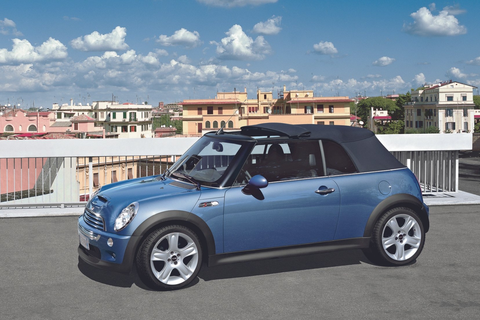 MINI Cooper S Convertible estacionado na rua com o tejadilho aberto em 2004.